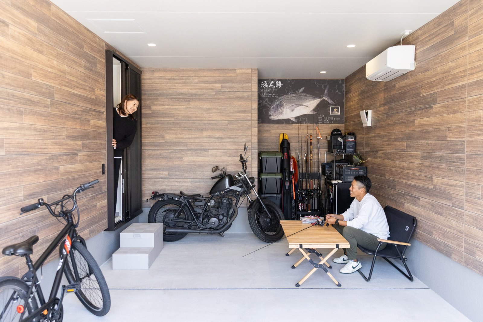 バイクやアウトドア用品を楽しむインナーガレージ
